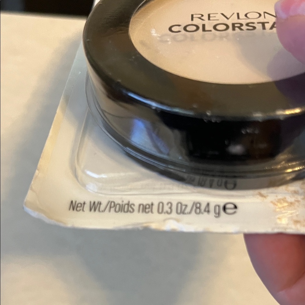 Revlon ColorStay Translucent (880) Pressed Powder, full coverage - Picture 5 of 5